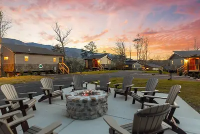 Hot Tub Treehouse Cabin #5 | 24 min to Gatlinburg