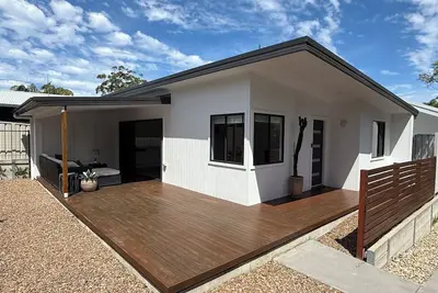 Image de Kahibah Guesthouse - 2 bedroom studio with aircon, wifi & outdoor area
