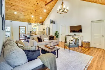 Image de Modern Mountain Luxe: Hot Tub & Dream Porch