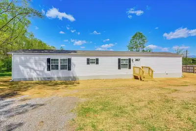 Image de 8 Mi to Main Street: Home w/ Yard in Bedford!