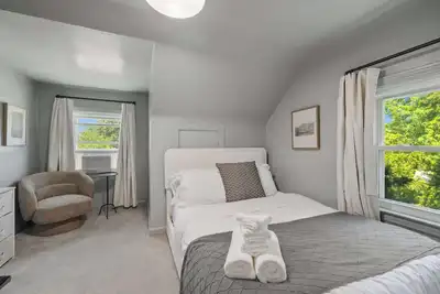 Image de Spacious Depot Town 6br Multi-Unit!
