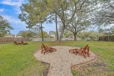 Image de 7 Mi to Dtwn: Waterside Oasis in Charleston