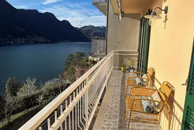 Image de Light and spacious apartment with full lake view, private terrace and large garden access.