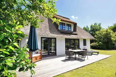 Image de Vacation home \"Lo's Cottage\"- Modern thatched cottage with sauna in the garden for 6 perso