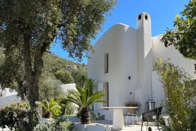 Image de Mas rénové par un architecte – Terrasse, nature et piscine partagée en Provence