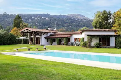 Villa à Lesa avec 4 chambres à coucher, 8 couchages