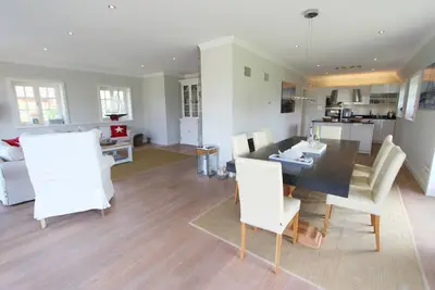 Image de Exclusive premium house for 8 people in modern style under thatch