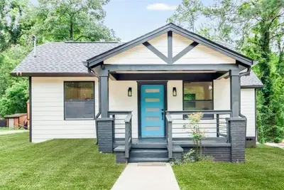 Image de ✨ Southern Charm Meets Modern Style | 3br/2ba Renovated Retreat Near Atlanta’s Best