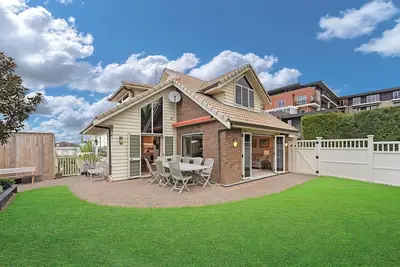 Image de Contemporary Family Home with Garage & Courtyard
