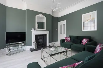Spacious Apartment with Period Features in Centre of Harrogate with Free Parking