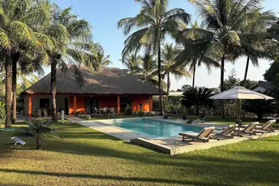 Image de Magnifique villa avec piscine privée et jardin arboré à 100 m de la plage
