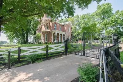 Image de Historic 1850 Towering Italianate Villa, Hobby Horse Farm