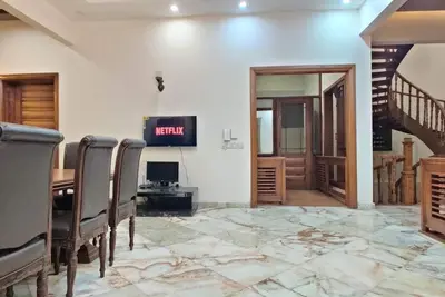 Image de Spacious 5-bedroom bungalow in fabulous Karachi with Ac, WiFi