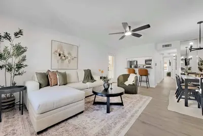 Luxe 2br Condo  Next to Pool, Trails & Mountain