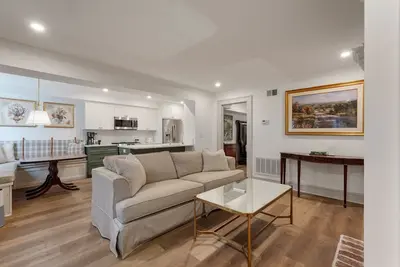 Image de Garden-Level Gem Steps to Forsyth Park by Lucky Savannah