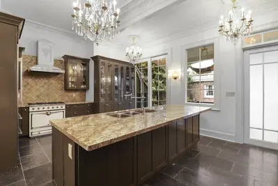 Image de Luxurious Manor in Prime Location w/ Courtyard + Patio by Lucky Savannah