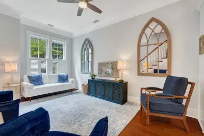 Image de Upscale Townhome Near Forsyth Park w/ Courtyard by Lucky Savannah