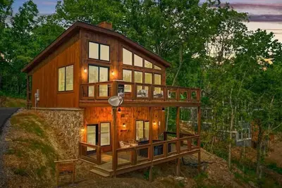 Image de Stunning Cabin for 6 with Hot Tub & Pool Table!