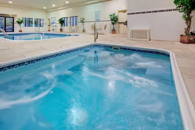 Image de Free Breakfast. Pool & Hot Tub. Near St. Francis Medical Center!
