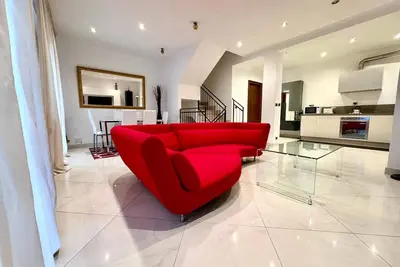 Image de Three-story air-conditioned villa with private garden and parking space