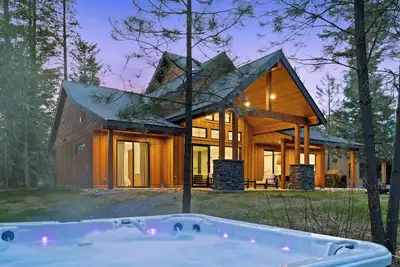 Image de New Lux Home | Hot Tub, Firepit, Bbq, Forest View