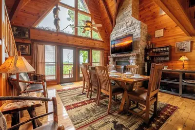 Image de *Spacious 3bd Cabin w/ Theater! Hot Tub + Views! *