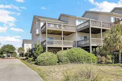 Image de 🌴 Ocean Breeze 4br | Private Beach Walkway