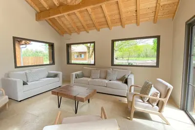 Image de Villa Le Charles avec piscine idéal pour les grandes familles et les groupes
