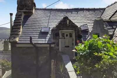 Image de Top Cottage is a charming retreat in the coastal town of Barmouth with sea views