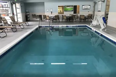 Image de King Suite. Free Breakfast. Pool with a Slide. Close to Olbrich Botanical Gardens!