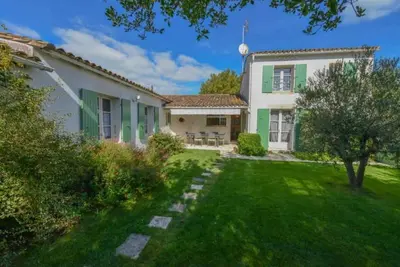 Image de Maison de charme Ile de Ré. Jardin clos arboré sans vis-vis. Parking gratuit.