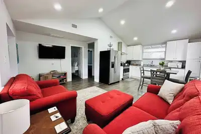 Image de Historic Carriage House Apt - 2 Br-2ba