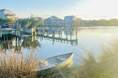 Image de 3-bedroom house on Canal with dock Ac, WiFi in tranquil Avon