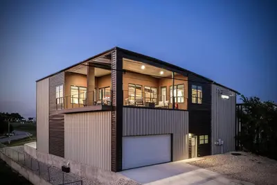 Image de New! The Flight Deck Fly-In Austin Airpark Hangar Home