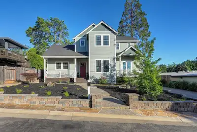 Image de Gorgeous 4-bedroom house steps to Historic Folsom's Sutter Street & Lake Natoma