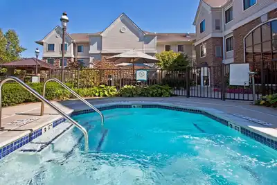 Image de Free Breakfast Buffet. Pool & Hot Tub Access. Great Location!