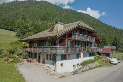 Image de Chalet alpin traditionnel. 14+4 personnes avec piscine, sauna et salle de jeux.