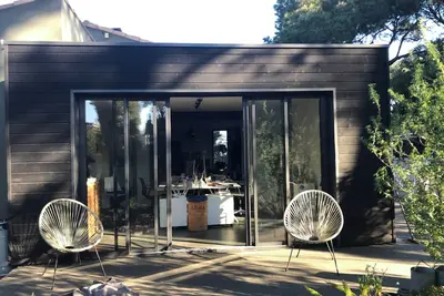 Image de La Maison du Saint Clair à Sète, avec son grand jardin méditerranéen