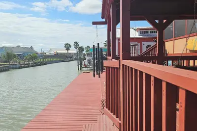 Image de Huge 3k sq ft Waterfront Home - fitness rm, screen porch, dock, dog run, kayaks