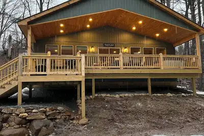 Image de Brand New River Front House with Hot Tub!