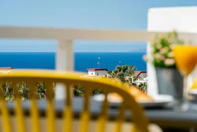 Image de Modern studio with ocean views and heated pool in Malibu Park