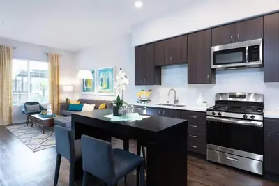Image de Modern 1br Condo at 300 Railway w Pool & Fire Pit