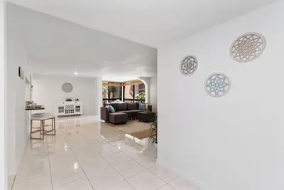 Image de 2-bedroom modern apt w/ king bed & pool, 10 min. to the beach!