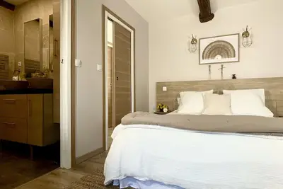 Chez Délicia chambre d'hôte+ pétit déj, un jardin, la piscine, wifi, Netflix.