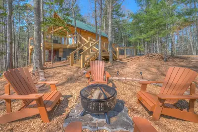 Image de Tiny cabin - Big Amenities - King Bed - Secure Dog Yard