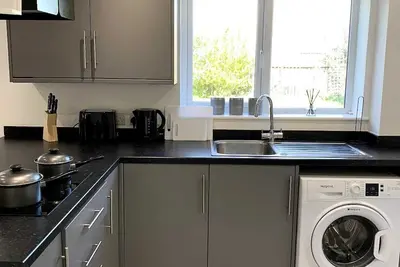 Image de Modern and Spacious 4 Bedroom House with WiFi, Garden, Parking and Smart Tv