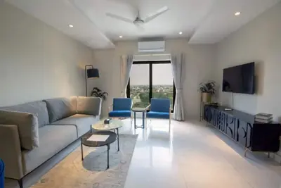 Image de 1-Bedroom Luxury Apartment - Balcony & City Views