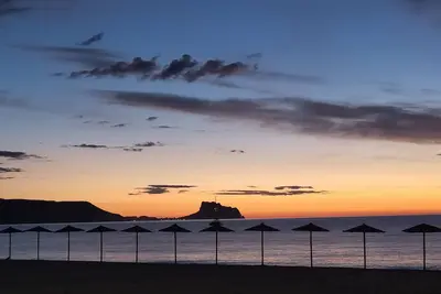 Image de Appartement sur la plage de l'Albir avec piscine et vue sur mer.