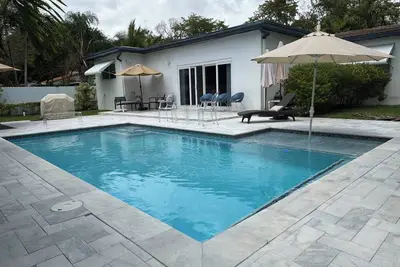 Image de 3/2b Oasis Retreat in Biscayne Park. Patio, Pool, Entertainment Room, Pricacy