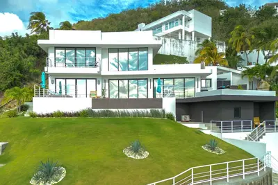 Elevated Modern ~ Perfect Location in San Juan del Sur with Pool & Ocean Views